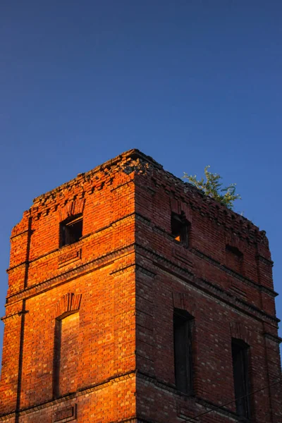 Заброшенное Здание Красного Кирпича — стоковое фото