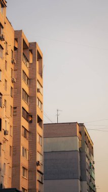 Gökyüzünün arka planında akşam binaları