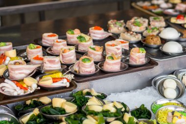 Sokak Çin aperatifi. Küçük metal tabaktaki hamur köfteleri ya da dim sum çeşitleri. 