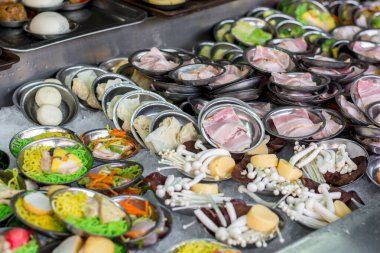 Sokak Çin aperatifi. Küçük metal tabaktaki hamur köfteleri ya da dim sum çeşitleri. 