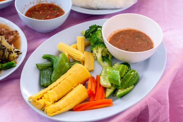Pasta Camarones Picantes Tailandeses Salsa Inmersión Servida Con Verduras Vapor —  Fotos de Stock