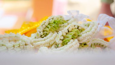 Bir düğün töreninde yasemin çelengi yakın plan. Geleneksel Tayland. Aşk aşktır..