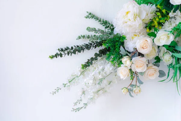 Белая Роза Зеленые Листья Белом Фоне Свадебный Фон Церемония Любви — стоковое фото