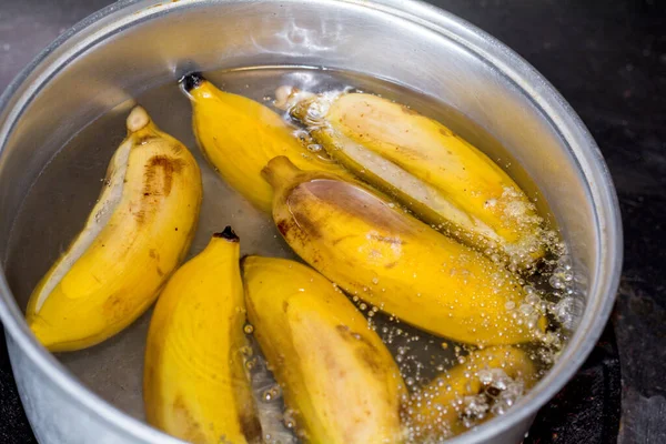 Banana Amarela Fervida Água Quente Com Pote Alumínio Fogão Velho — Fotografia de Stock