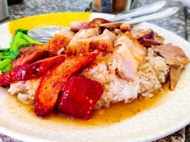 Beyaz tabakta pirinçli Tayland barbeküsü kırmızı domuz eti. Tayland sokak yemekleri..