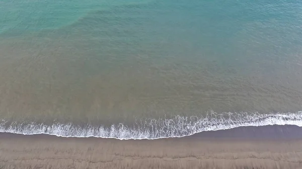Avkopplande Flygande Strand Scen Vågor Surfa Med Fantastiska Blå Hav — Stockfoto