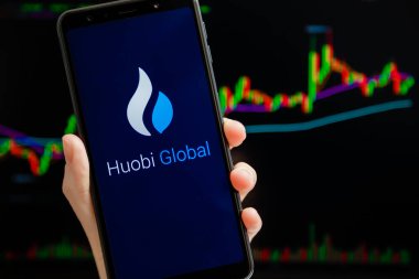 Ukrayna, Odessa - 9 Ekim 2021: Huobi Global mobil uygulaması arkaplanda şamdan ticareti şeması ile akıllı telefon ekranında çalışıyor. Huobi Global kripto döviz ve ticaret platformu.