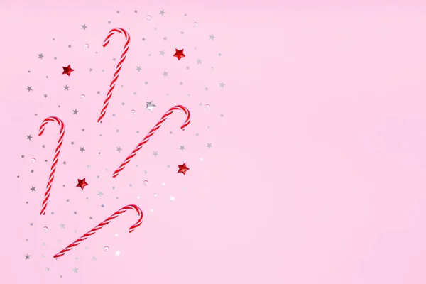 Kerst Plat Gelegd Kerststokjes Rode Zilveren Glitter Confetti Sterren Pastelroze — Stockfoto