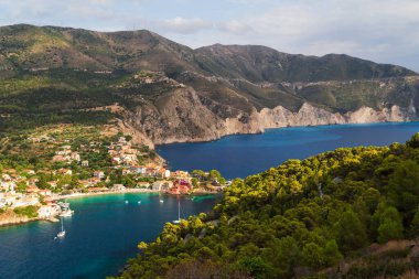Asos köyünün muhteşem manzarası, Assos yarımadası ve mavi İyon Denizi suyu. Gökyüzü manzarası, ünlü ve son derece popüler Cephalonia, Yunanistan ve Avrupa 'daki yaz manzarası