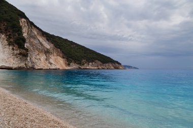 İyon Denizi üzerinde kara fırtınalı dramatik gökyüzü. Myrtos Sahili, Cephalonia Adası, Yunanistan, Avrupa