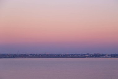 Gölün üzerinde büyüleyici pembe günbatımı, günbatımı arka planı. Ukrayna, Odesa yakınlarındaki Khadzhibey Estuary.