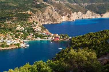 Asos köyünün muhteşem manzarası, Assos yarımadası ve mavi İyon Denizi suyu. Gökyüzü manzarası, ünlü ve son derece popüler Cephalonia, Yunanistan ve Avrupa 'daki yaz manzarası