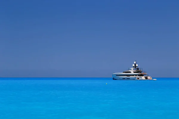 Witte Jacht Verankerd Fantastische Myrtos Beach Turquoise Blauwe Baai Zomer — Stockfoto