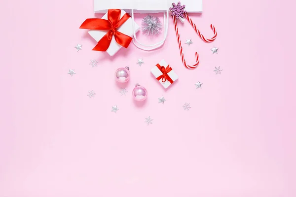 Kerstmis Nieuwjaarscompositie Witte Papieren Zak Met Cadeautjes Snoepgoed Stokken Vakantie — Stockfoto
