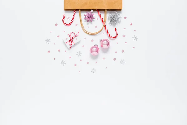 Kerstmis Nieuwjaar Ambachtelijke Papieren Zak Met Cadeautjes Snoepgoed Stokken Vakantie — Stockfoto