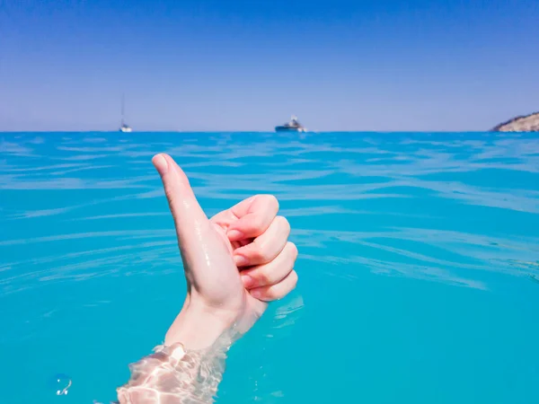 Palec Nahoru Znamení Čisté Transparentní Mořské Vody Myrtos Beach Letní — Stock fotografie