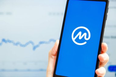 Ukrayna, Odessa - Ekim, 9, 2021: CoinMarketCap uygulaması akıllı telefon ekranında çalışan, arka planda şamdan şeması ticareti yapan cep telefonu. Dünyanın en güvenilir kripto para birimi veri yetkisi