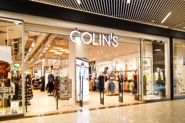 Sibiu, Romanya - 2 Mayıs 2022: Colin 'in Sibiu' daki en büyük alışveriş merkezlerinden biri olan Promenada AVM 'deki giyim mağazası