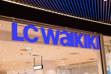 Sibiu, Romanya - 2 Mayıs 2022: Sibiu 'daki en büyük alışveriş merkezlerinden biri olan Promenada AVM' deki LC Waikiki moda mağazası