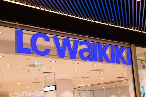 Sibiu, Romanya - 2 Mayıs 2022: Sibiu 'daki en büyük alışveriş merkezlerinden biri olan Promenada AVM' deki LC Waikiki moda mağazası