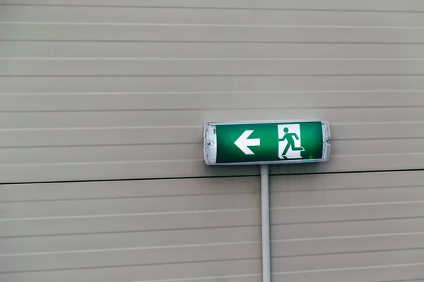 Wyjście Awaryjne Zielony Znak Ścianie Schodach Awaryjnych Centrum Handlowym — Zdjęcie stockowe