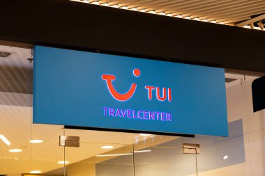 Sibiu, Romanya - 2 Mayıs 2022: TUI seyahat merkezi Sibiu 'daki Promenada AVM' deki seyahat operatörü ofislerinde ang logosu imzaladı. TUI Grubu - dünyanın önde gelen seyahat şirketlerinden biri.