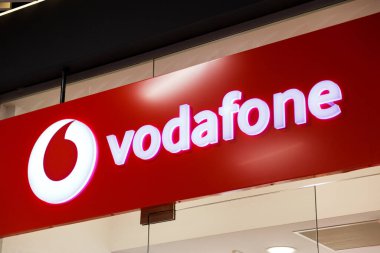 Sibiu, Romanya - 2 Mayıs 2022: Sibiu 'daki en büyük alışveriş merkezlerinden biri olan Promenada Alışveriş Merkezi' nin önündeki Vodafone amblemi