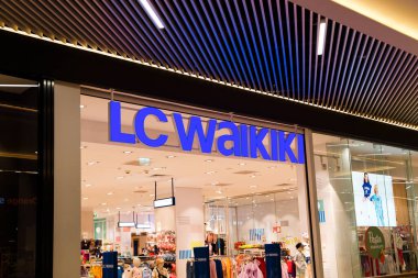 Sibiu, Romanya - 2 Mayıs 2022: Sibiu 'daki en büyük alışveriş merkezlerinden biri olan Promenada AVM' deki LC Waikiki moda mağazası