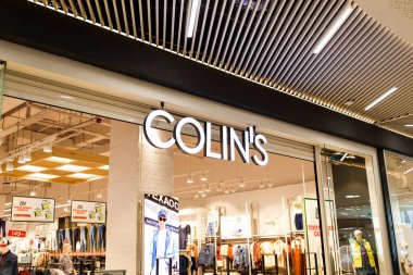 Sibiu, Romanya - 2 Mayıs 2022: Colin 'in Sibiu' daki en büyük alışveriş merkezlerinden biri olan Promenada AVM 'deki giyim mağazası