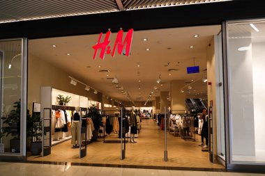 Sibiu, Romanya - 2 Mayıs 2022: Sibiu 'daki en büyük alışveriş merkezlerinden biri olan Promenada Alışveriş Merkezi' nin önündeki HM giyim mağazası. HM Group en büyük ikinci uluslararası giyim perakendecisi.