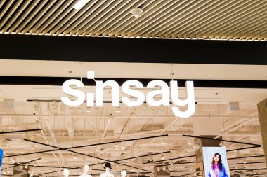 Sibiu, Romanya - 2 Mayıs 2022: Sinsay giyim mağazası Sibiu 'daki en büyük alışveriş merkezlerinden biri olan Promenada Alışveriş Merkezi' nin önünde.