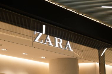 Sibiu, Romanya - 2 Mayıs 2022: Sibiu 'daki en büyük alışveriş merkezlerinden biri olan Promenada AVM' de Zara moda mağazası önü