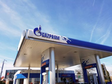 Sibiu, Romanya - 19 Mart 2023: Romanya 'nın Sibiu kentindeki Gazprom benzin istasyonu. Gazprom, Rus devlet çok uluslu enerji kuruluşu.