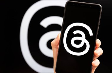 Ukrayna, Odesa - Temmuz 7 2023: Akıllı telefon ekranında çalışan Tehlike uygulaması ile el ele tutuşma cep telefonu. Tartışmalar, Meta Platformları 'nın sahibi olduğu çevrimiçi sosyal medya hizmeti. Twitter yarışmacısı.