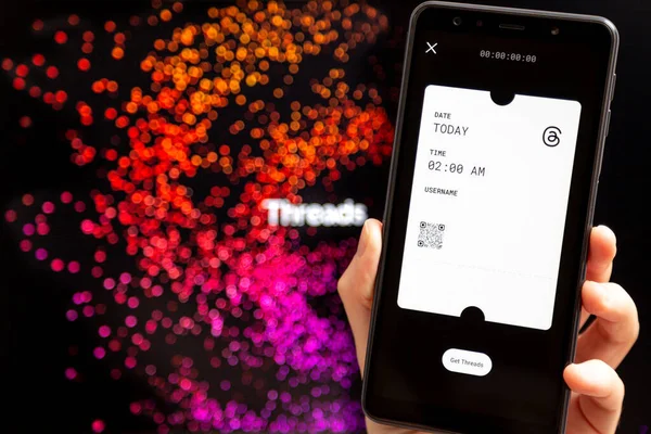 Ukrayna, Odesa - Temmuz 7 2023: Akıllı telefon ekranında çalışan Tehlike uygulaması ile el ele tutuşma cep telefonu. Tartışmalar, Meta Platformları 'nın sahibi olduğu çevrimiçi sosyal medya hizmeti. Twitter yarışmacısı.