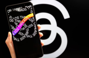 Ukrayna, Odesa - Temmuz 7 2023: Akıllı telefon ekranında çalışan Tehlike uygulaması ile el ele tutuşma cep telefonu. Tartışmalar, Meta Platformları 'nın sahibi olduğu çevrimiçi sosyal medya hizmeti. Twitter yarışmacısı.