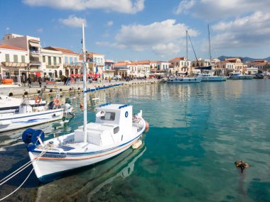 Aegina, Yunanistan - 9 Şubat 2020: Aeginas deniz manzarası. Yunanistan 'ın Aegina adasının limanına küçük balıkçı tekneleri yanaştı.