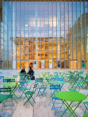 Atina, Yunanistan - 10 Şubat 2020: Kallithea 'daki Stavros Niarchos Vakfı Kültür Merkezi' nin dış kafe. Yunanistan Ulusal Kütüphanesi önünde yeşil ve mavi masalı sokak kafesi.