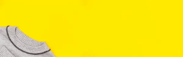 Pulôver Malha Cor Cinza Moda Fundo Amarelo Deitado Flay Banner — Fotografia de Stock