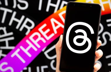 Ukrayna, Odesa - Temmuz 7 2023: Akıllı telefon ekranında çalışan Tehlike uygulaması ile el ele tutuşma cep telefonu. Tartışmalar, Meta Platformları 'nın sahibi olduğu çevrimiçi sosyal medya hizmeti. Twitter yarışmacısı.