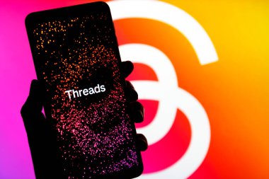 Ukrayna, Odesa - Temmuz 7 2023: Akıllı telefon ekranında çalışan Tehlike uygulaması ile el ele tutuşma cep telefonu. Tartışmalar, Meta Platformları 'nın sahibi olduğu çevrimiçi sosyal medya hizmeti. Twitter yarışmacısı.