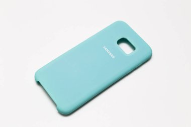 Ukrayna, Odesa - 4 Ocak 2024: Samsung 'un beyaz arka planda izole edilmiş güzel yumuşak pastel renkli cep telefonu kılıfı.