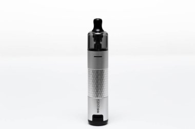 Ukrayna, Odesa - 4 Ocak, 2024: Vaping cihazı, vape Flexus Stik Pod Kit gümüş rengi beyaz arka plan, yan görüş.