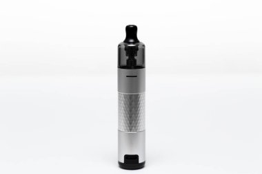 Beyaz arka planda buharlaştırma aygıtı, tüp, kapsül, gümüş rengi, kenar görünüm.