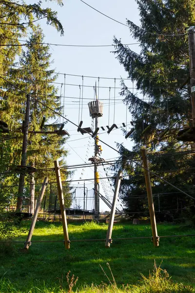 Macera Parkı 'nda ip var. Uçsuz bucaksız bir halat parkı. Zeplinler, güzergahlar ve oyunlar. Dağlardaki gerçek ormanlarda..