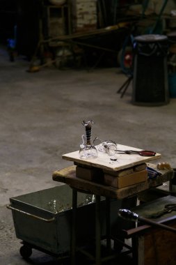 Turistler için cam üfleme gösterisi. Murano cam üfleme fabrikasında el yapımı Murano cam. Venedik, İtalya 'da cam yapımı.