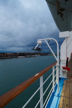 Yolcu yolcu gemisinin açık güvertesinden Venedik Gemi Limanı 'nın görüntüsü, akşam, bulutlu bir hava. Seyahat kavramı.