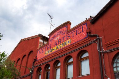 Murano, İtalya - 6 Ekim 2019: Murano adasının merkezindeki Ferro Lazzarini adlı eski cam üfleme fabrikası. Murano cam elle üretimi. Venedik, İtalya 'da cam yapımı.