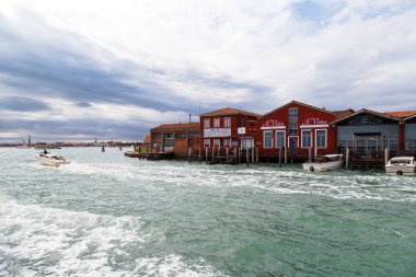 Murano, İtalya - 6 Ekim 2019: Murano adasının merkezindeki eski sanat cam üfleme fabrikası Giancarlo Signoretto. Murano cam elle üretimi. Venedik, İtalya 'da cam yapımı.