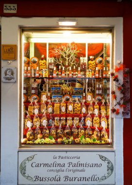 Burano, İtalya - 6 Ekim 2019: Bussola Buranello kurabiyeleri - S şeklinde geleneksel bisküvi veya La Pasticceria Carmelina Palmisano fırını, Burano Adası, Venedik, İtalya